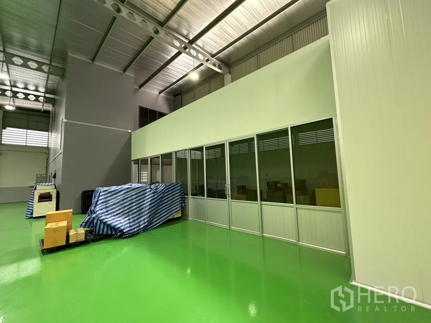 Factory for sale in Lam Luk Ka, Pathum Thani - Production area featuring an internal glass-partitioned office.