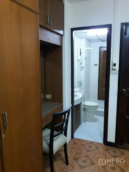 Townhouse for rent in Watthana, Bangkok - Built-in desk and wardrobe area leading to an ensuite bathroom.