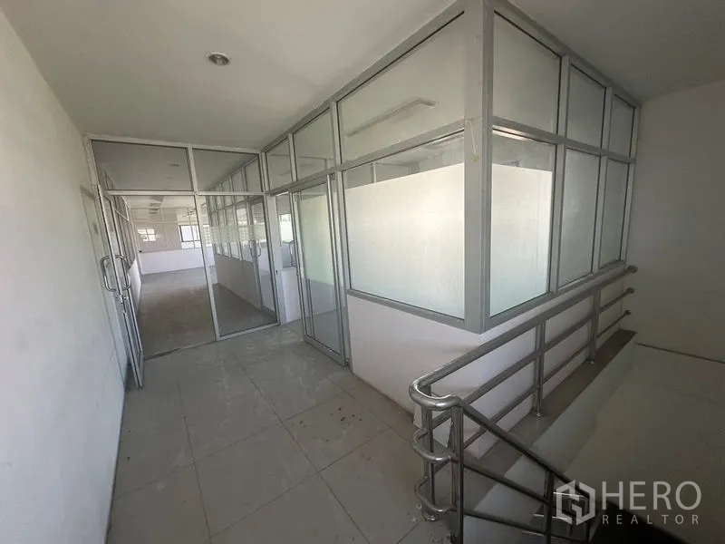 Warehouse for rent in Saphan Sung, Bangkok - Upper-floor hallway with glass partitions and handrail.