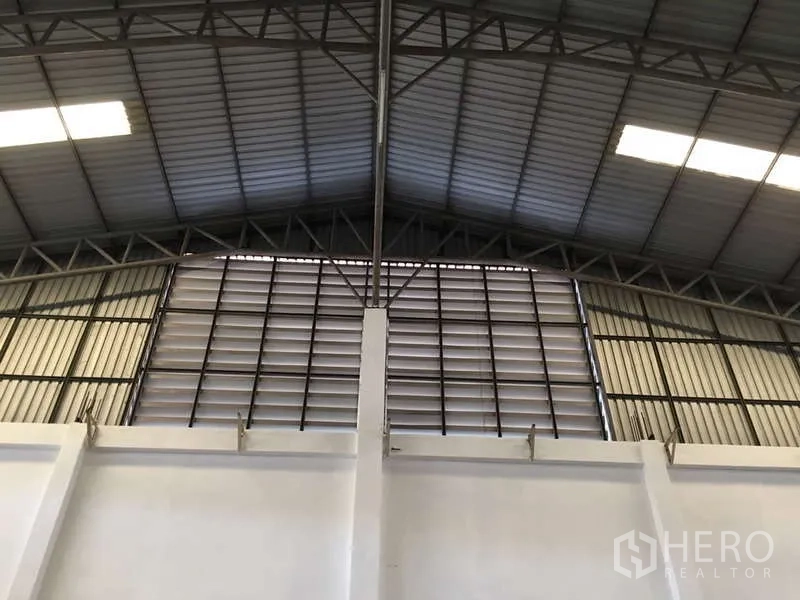 工厂 出租在Bang Bo, Samut Prakan - 山墙处配百叶通风窗，位于拱形金属屋顶下。