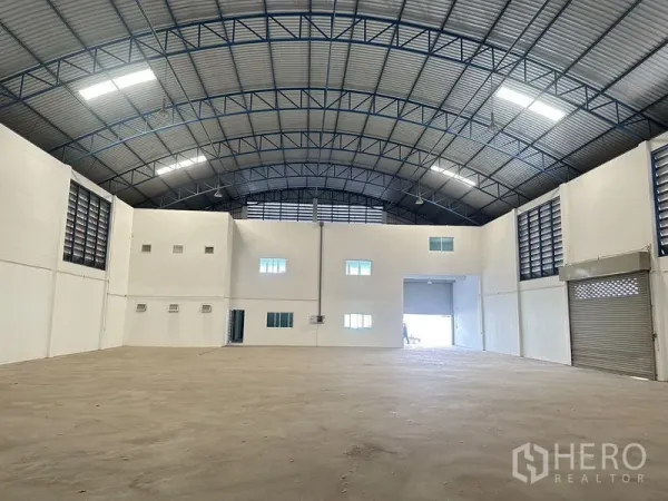 工厂 出租在Bang Bo, Samut Prakan - 高挑生产大厅，双卷帘门与后部装卸区。