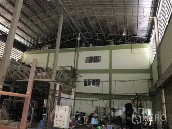 工厂 出售在Khlong Luang, Pathum Thani - 高挑厂房内部，钢结构屋架，夹层办公室与生产设备。
