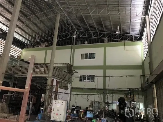 工厂 出售在Khlong Luang, Pathum Thani - 高挑厂房内部，钢结构屋架，夹层办公室与生产设备。
