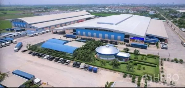 Warehouse for rent in Mueang Pathum Thani, Pathum Thani - Aerial view of a large logistics warehouse compound with loading bays, offices, parking and trucks in Pathum Thani.