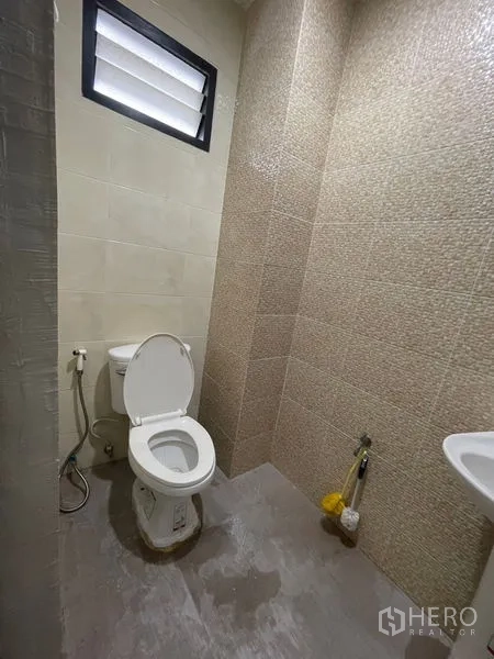 Home Office for rent in Chatuchak, Bangkok - Compact restroom with toilet, bidet spray and louvered window.