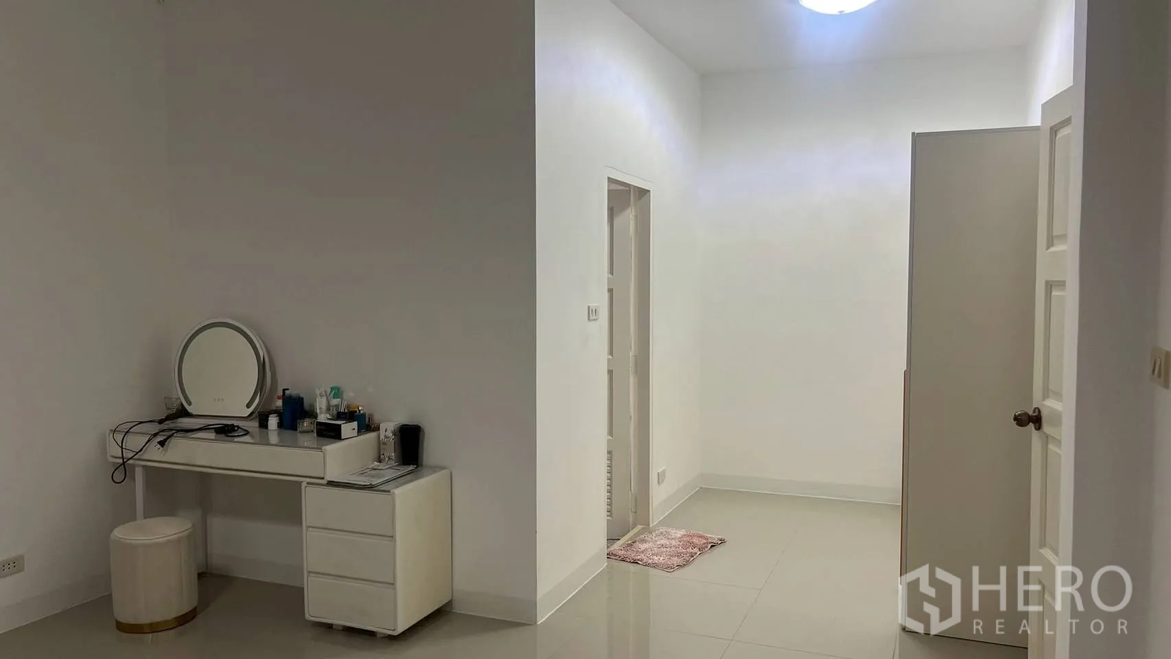 Home Office for rent in Wang Thonglang, Bangkok - Vanity desk and hallway connecting to storage and a bathroom.