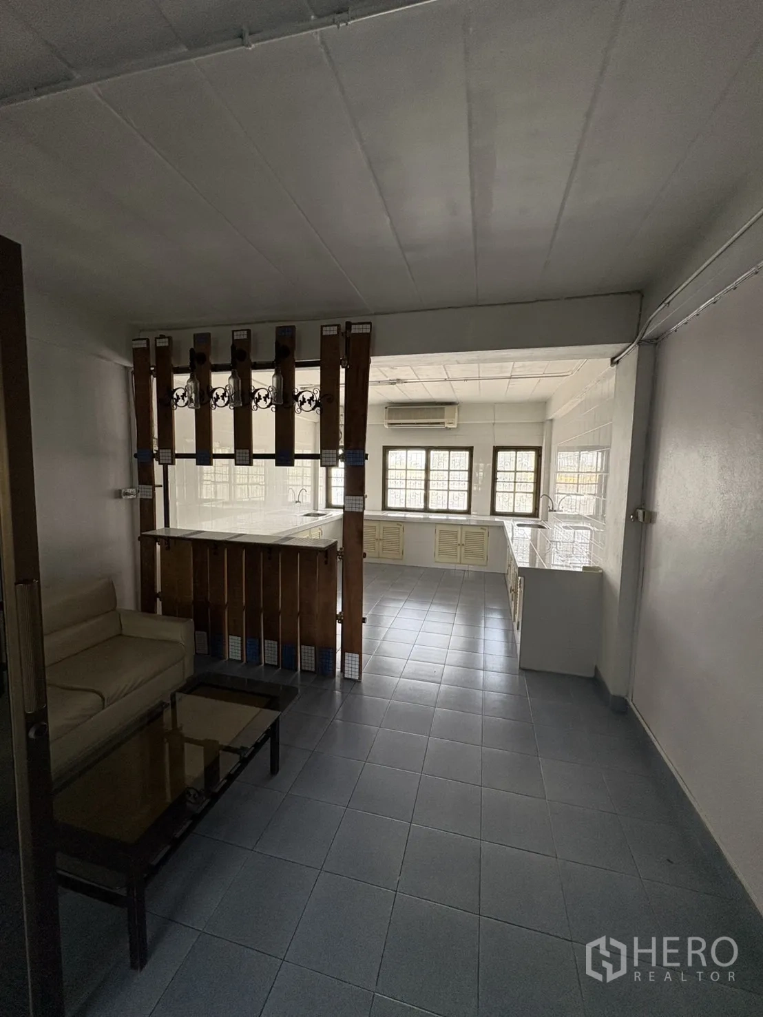 Shophouse for rent in Phra Khanong, Bangkok - Small lounge and pantry counter leading toward a bright kitchen area.