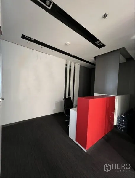 办公空间 出租在Huai Khwang, Bangkok - 入口大厅，红色前台与深色地毯。