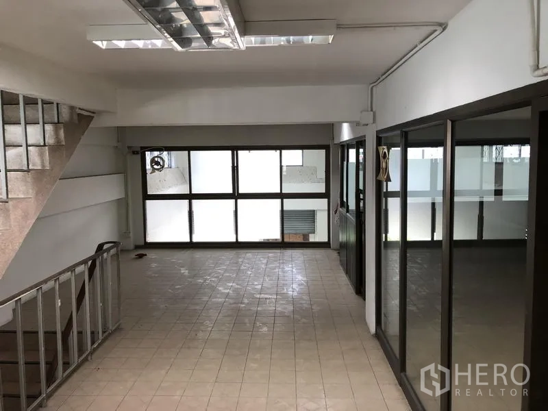 办公空间 出租在Huai Khwang, Bangkok - 开放式办公区，落地窗与荧光灯照明