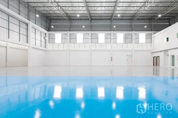 Factory for rent in Bang Phli, Samut Prakan - Spacious production hall with 10 m high ceiling, steel trusses, and glossy epoxy floor.