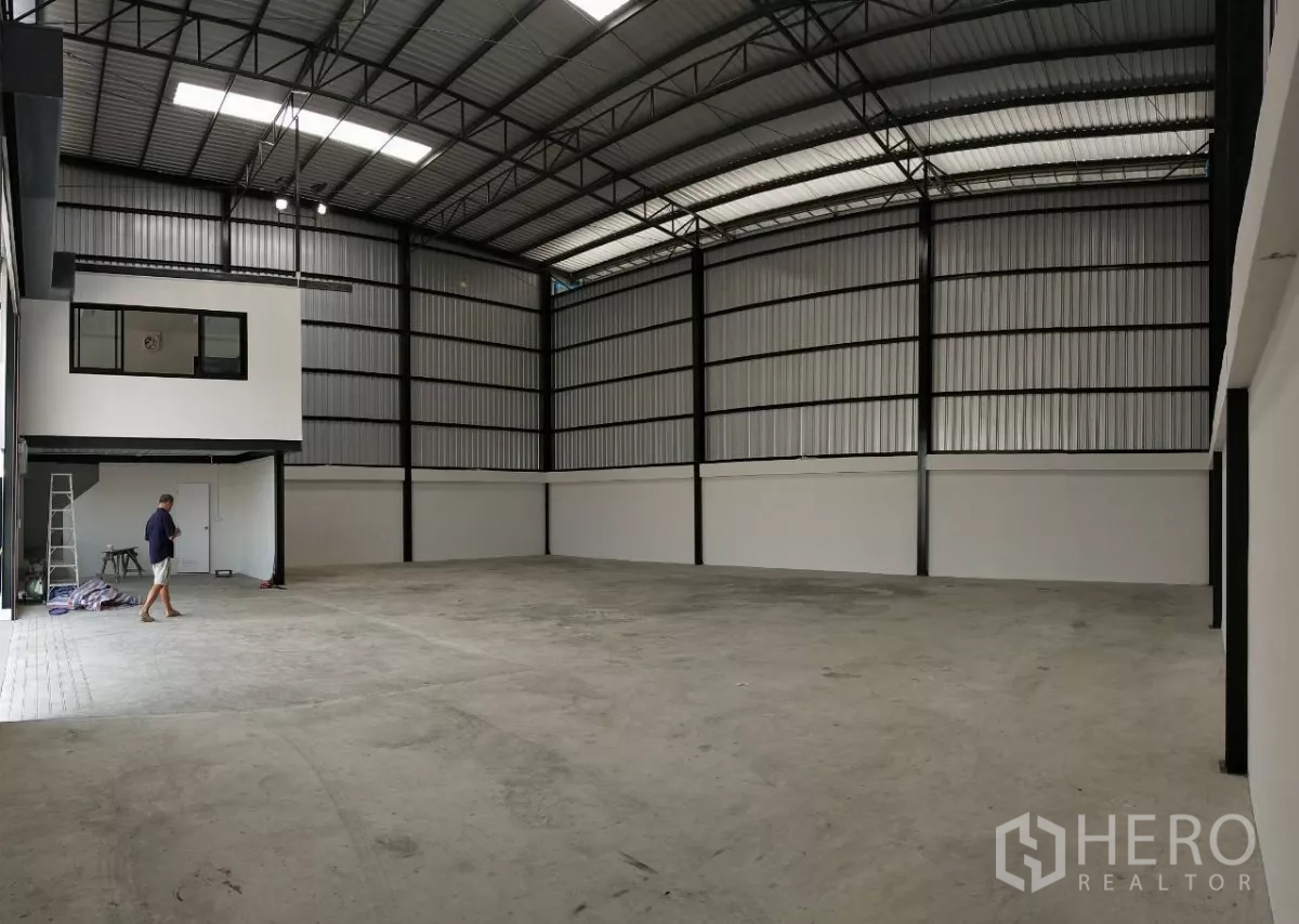 货栈 出租在Lat Krabang, Bangkok - 开阔的仓库内景，封闭墙面防尘，配有二层小型办公室。