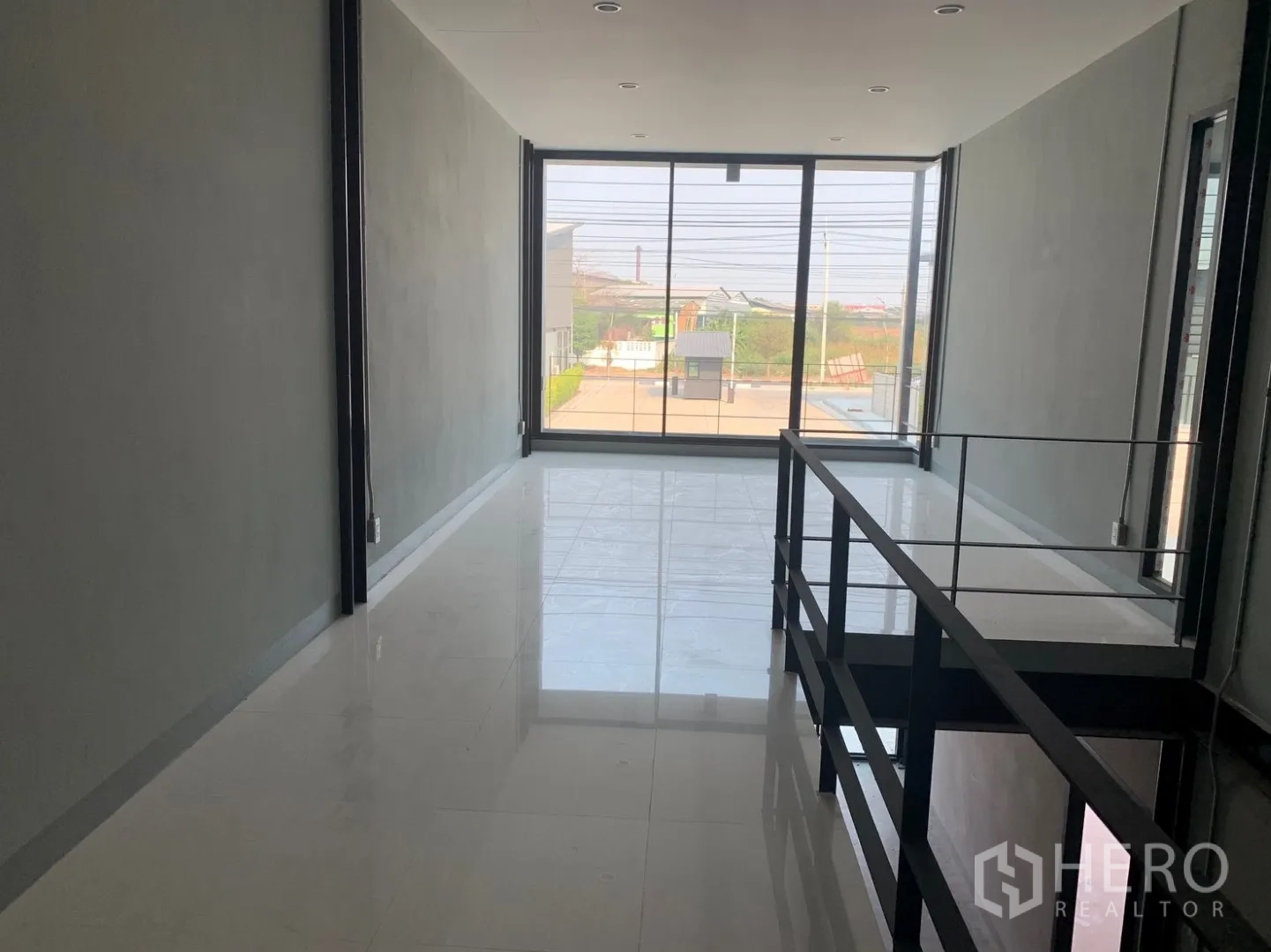 仓库 for rent in Bang Phli, Samut Prakan - 夹层办公室带大面积玻璃窗，可眺望前方区域。