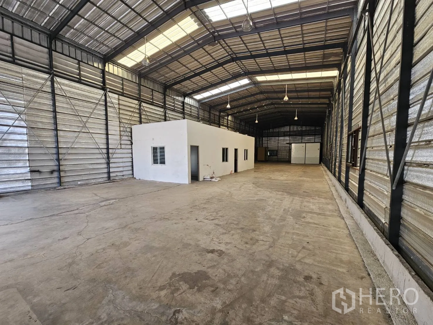 โกดัง for rent in Bang Phli, Samut Prakan - พื้นที่ภายในโกดัง หลังคาเมทัลชีทพร้อมแผ่นโปร่งแสง พื้นคอนกรีต และห้องสำนักงานภายใน