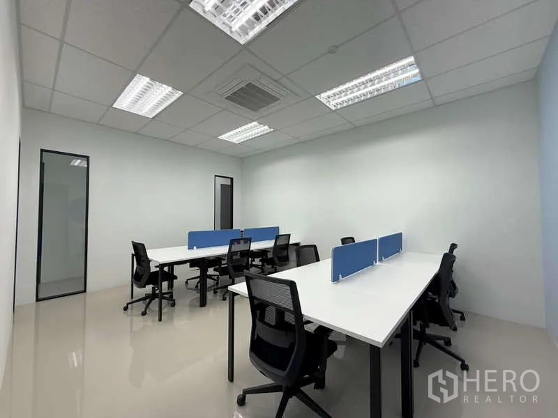 办公空间 出租在Huai Khwang, Bangkok - 办公室另一视角，成排工位、蓝色隔板与吊顶空调。