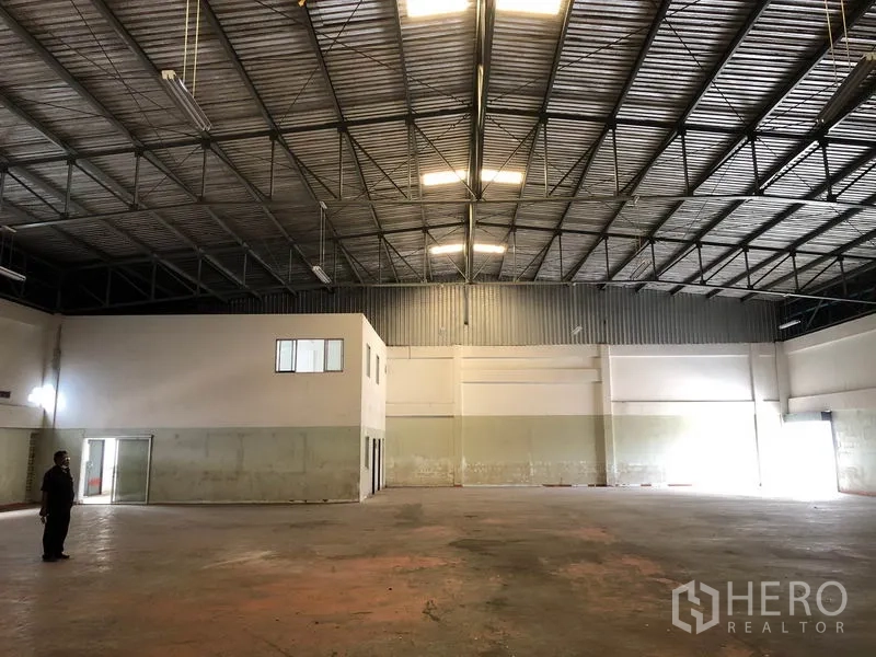 Factory for rent in Nonthaburi - Open factory floor with high roof and a built-in two-storey office block.