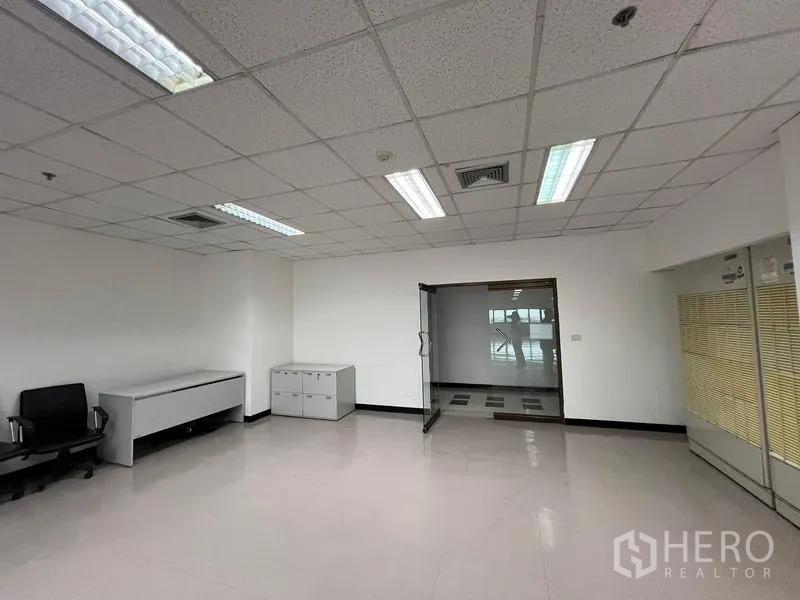 办公空间 出租或出售 - 明亮的小型办公区，吊顶照明，玻璃门入口与收纳柜。