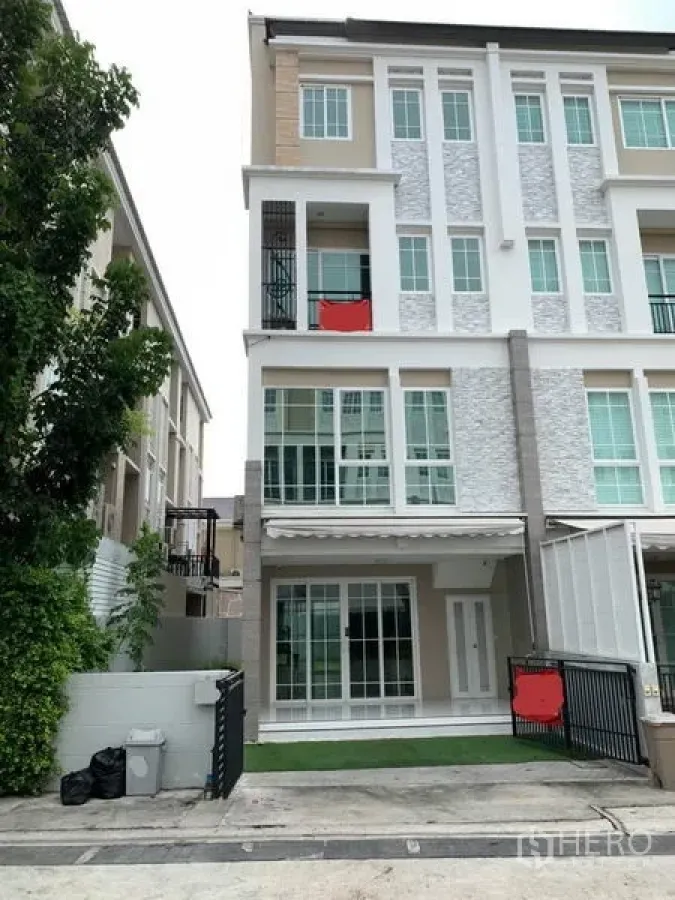 Home Office for rent or sale in Bang Na, Bangkok - Four-storey end-unit home office facade with large windows and balconies in Bang Na.