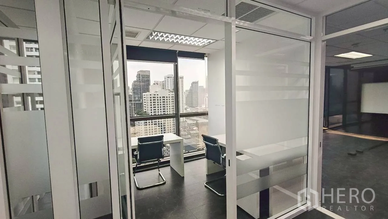 ออฟฟิศ for rent in Ratchathewi, Bangkok - ห้องทำงานส่วนตัวกั้นกระจกพร้อมโต๊ะและเก้าอี้ติดหน้าต่าง.