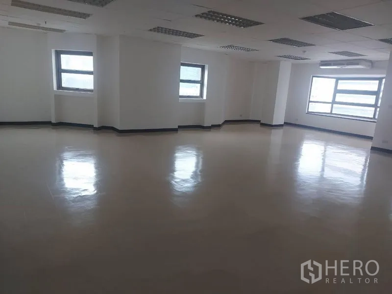 Office Space for rent in Pathum Wan, Bangkok - Corner open-plan office floor with multiple windows and polished flooring.