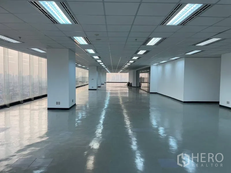 Office Space for rent in Din Daeng, Bangkok - Deep office bay with continuous glazing along the facade and reflective flooring.