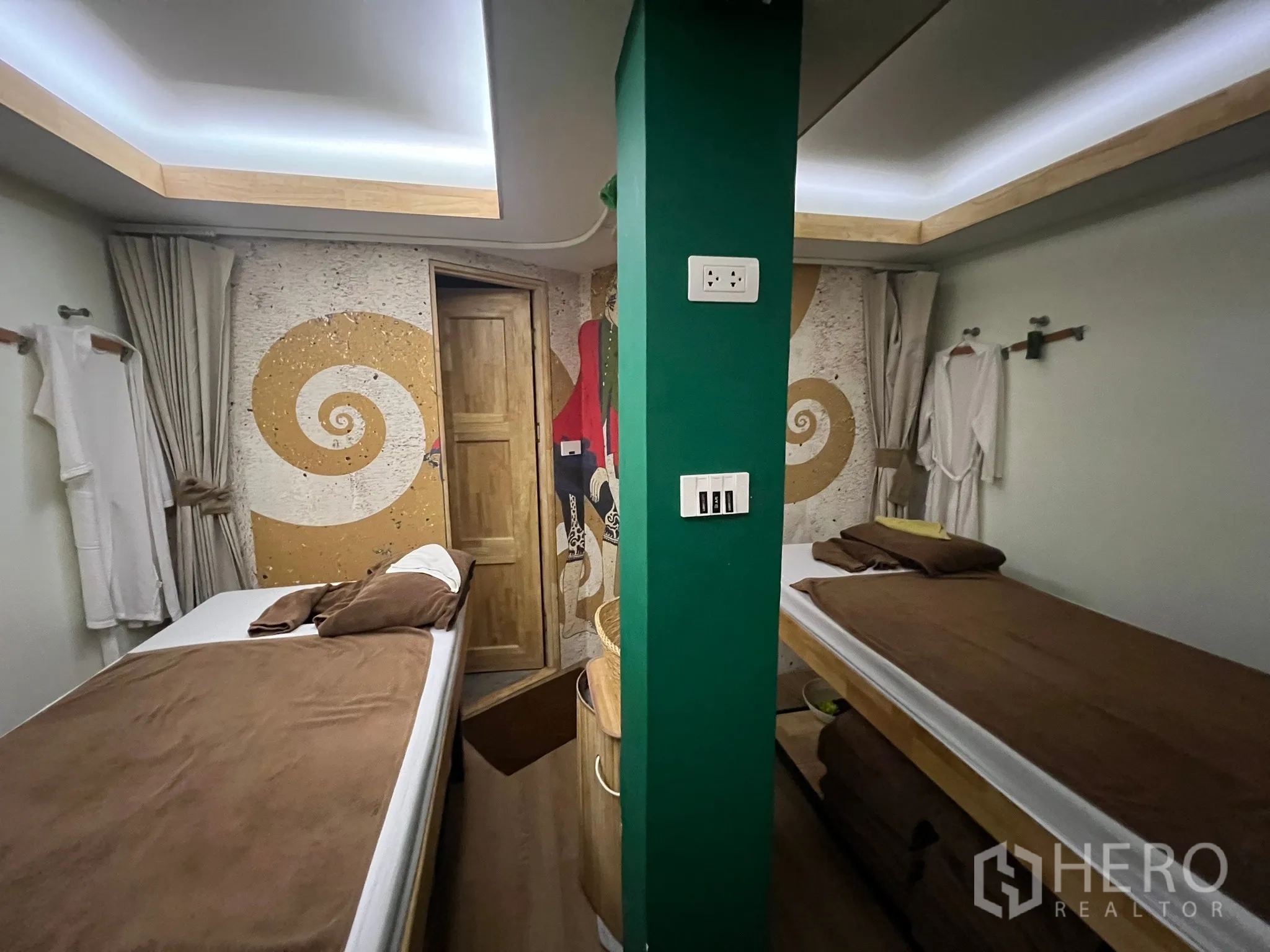 Retail Space for rent in Khlong Toei, Bangkok - Twin private rooms with two beds, concealed ceiling lighting and neutral walls.