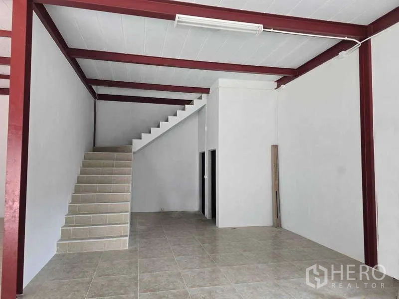 Warehouse for rent in Mueang Samut Sakhon, Samut Sakhon - Corner of the warehouse with a tiled staircase and storage rooms beneath.