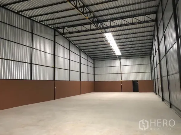 Warehouse for rent in Khlong Luang, Pathum Thani - Open-plan warehouse hall with tall ceiling, steel framing, and polished concrete floor.