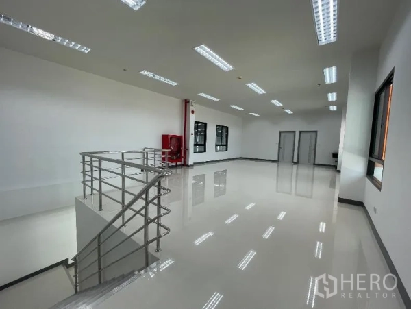 工厂 for rent in Bang Sao Thong, Samut Prakan - 二层办公室明亮开阔，亮面地坪、LED照明、窗户与红色消防水带箱。