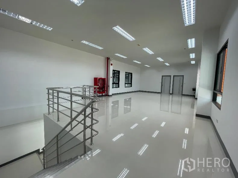 工厂 for rent in Bang Sao Thong, Samut Prakan - 二层办公室明亮开阔，亮面地坪、LED照明、窗户与红色消防水带箱。