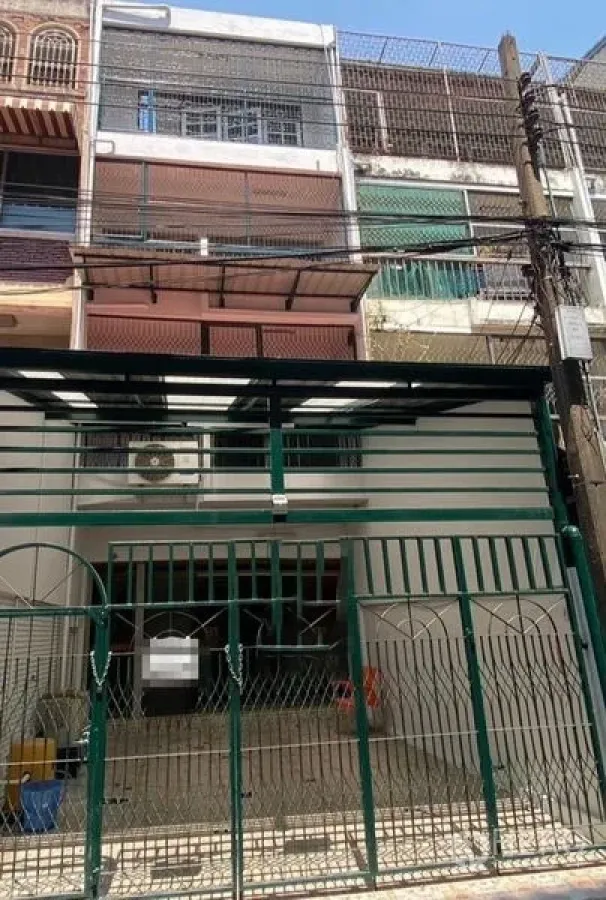 สำนักงานที่บ้าน ให้เช่าในKhlong Toei, Bangkok - อาคารพาณิชย์ดัดแปลงเป็นโฮมออฟฟิศหลายชั้น หน้าบ้านมีประตูเหล็กสีเขียว กันสาด และด้านหน้าอาคารติดถนน