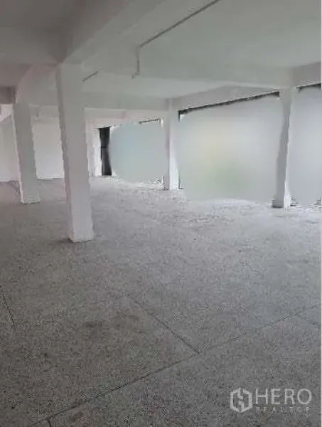 Office Space for rent in Khlong Toei, Bangkok - Bright shell office space with white beams, frosted window panels, and spacious open layout ready for fit-out.