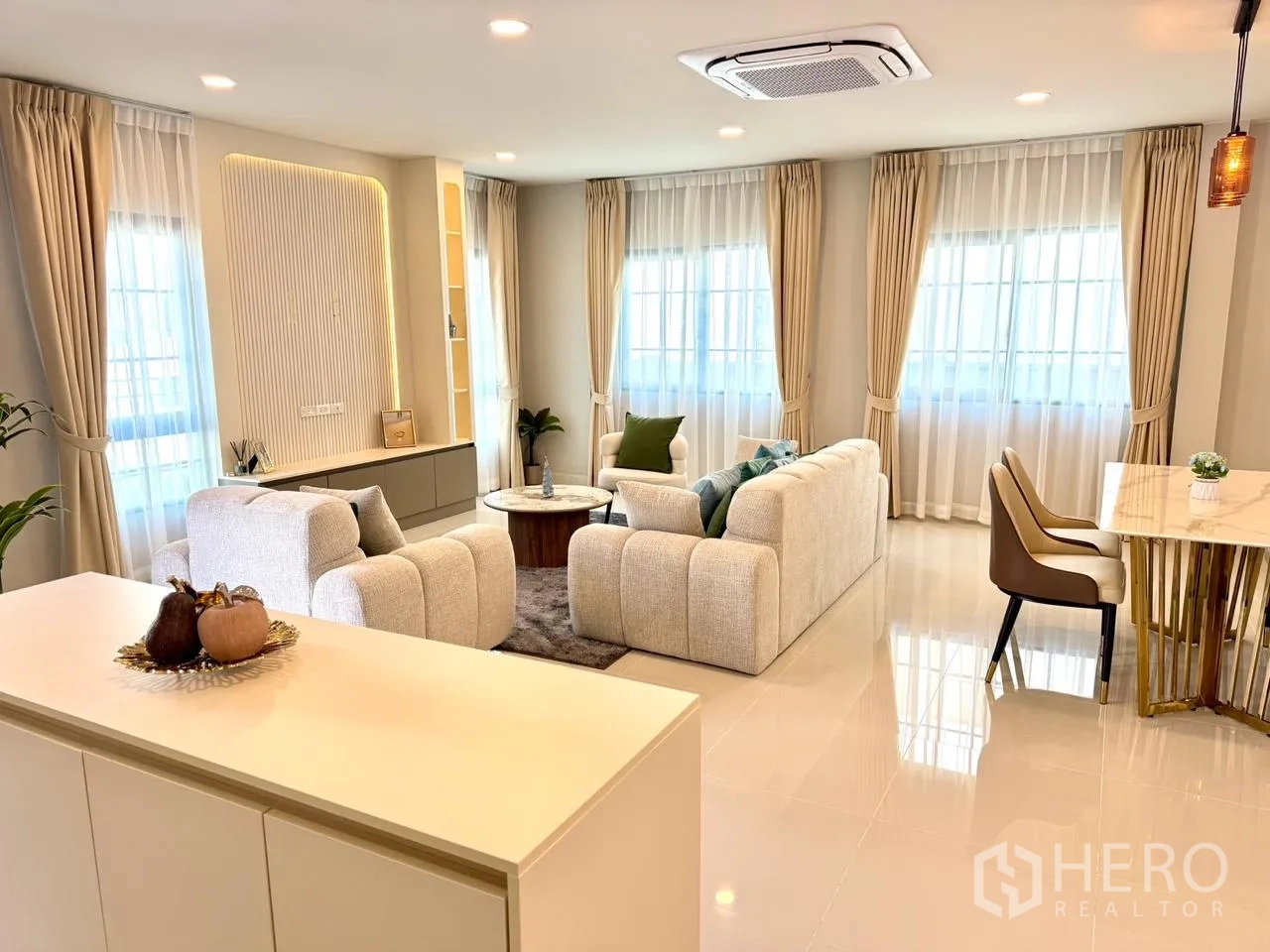 Detached House for rent in Bang Phli, Samut Prakan - Sunlit living room with multiple windows, sofas and ceiling cassette AC.