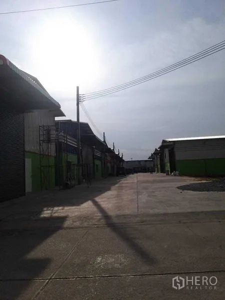 货栈 出租在Bang Khun Thian, Bangkok - 仓库园区内宽阔车道，阳光照射