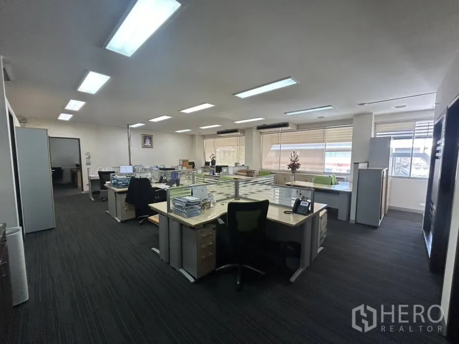 办公空间 出租 - 开放式办公区，多个工位，地毯地面与大窗采光