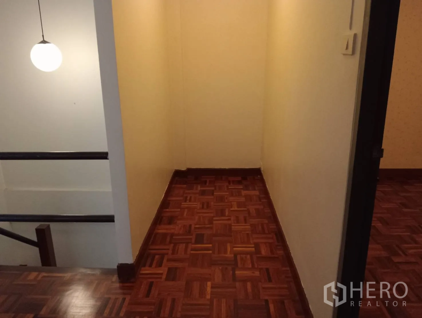 Home Office for rent in Khlong Toei, Bangkok - Upper-floor landing with pendant light and parquet flooring.