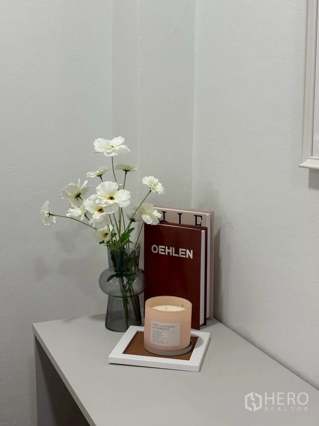 Townhouse for rent in Huai Khwang, Bangkok - Console table decorated with a vase of white flowers and a scented candle.