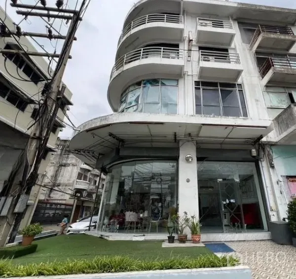 店屋 出租在Khlong Toei, Bangkok - 曼谷市区转角店屋外观，弧形玻璃门面与小草坪