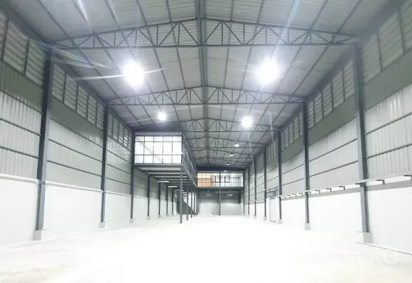 货栈 出租在Bang Khen, Bangkok - 大跨通廊仓库，9米层高与平整混凝土地面一览无遗。