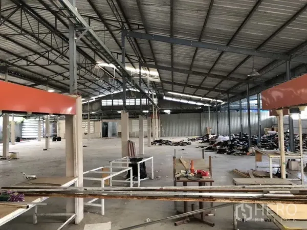 Warehouse for rent or sale in Khlong Luang, Pathum Thani - Large factory-style hall with steel columns, overhead lighting, and concrete floor.