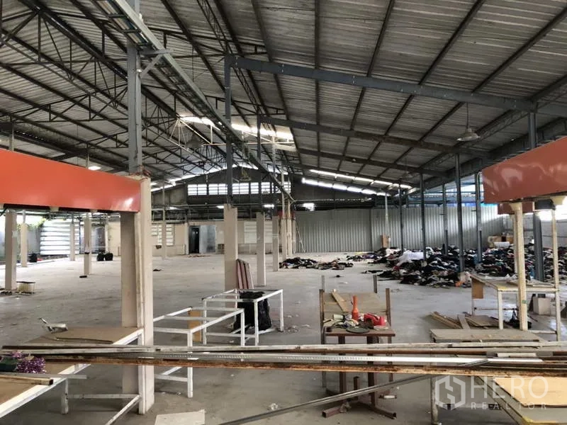 Warehouse for rent or sale in Khlong Luang, Pathum Thani - Large factory-style hall with steel columns, overhead lighting, and concrete floor.