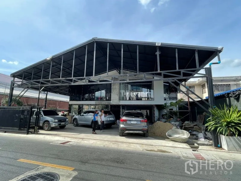 สำนักงานที่บ้าน ให้เช่าในWang Thonglang, Bangkok - โฮมออฟฟิศสไตล์โมเดิร์น หลังคาเหล็กทรัส พร้อมที่จอดรถในร่มด้านหน้า