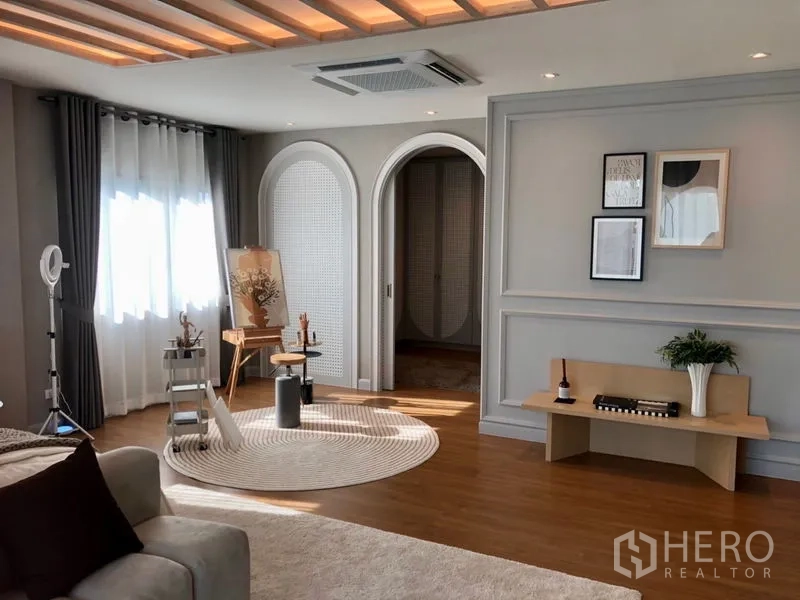 独立式住宅 出售 - 二层多功能区，拱形门洞、灯带吊顶、木地板与装饰长凳。