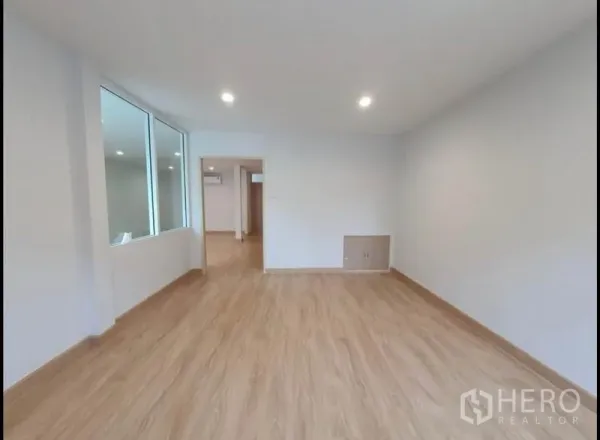 Townhouse for rent in Phaya Thai, Bangkok - Multipurpose room with wood floors, interior windows and soft ceiling lights.