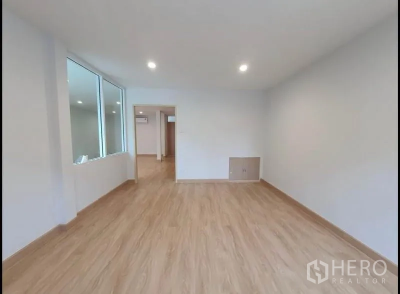 Townhouse for rent in Phaya Thai, Bangkok - Multipurpose room with wood floors, interior windows and soft ceiling lights.