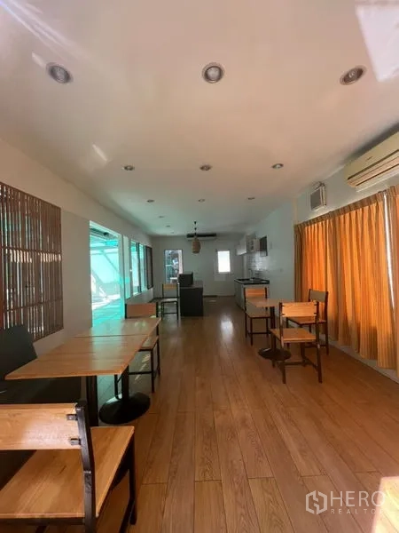 Retail Space for rent in Watthana, Bangkok - Long retail room with wood flooring, tables, kitchenette and wall air-conditioning