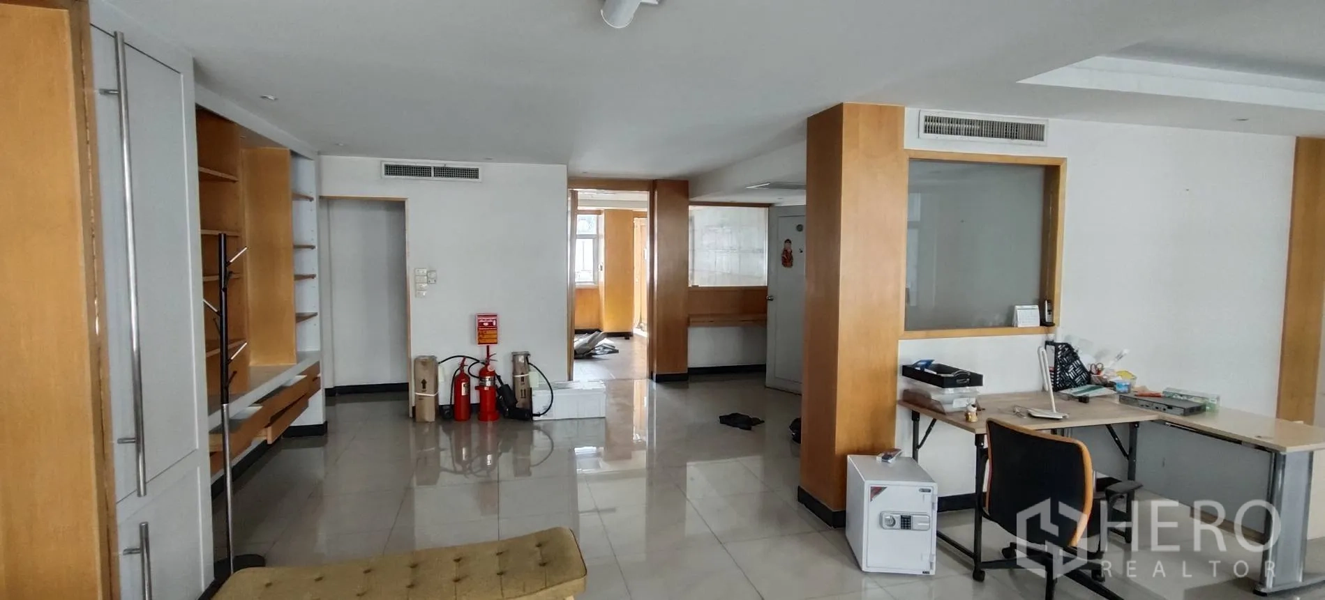 Shophouse for rent in Watthana, Bangkok - Another office area with wood built-ins and benches.