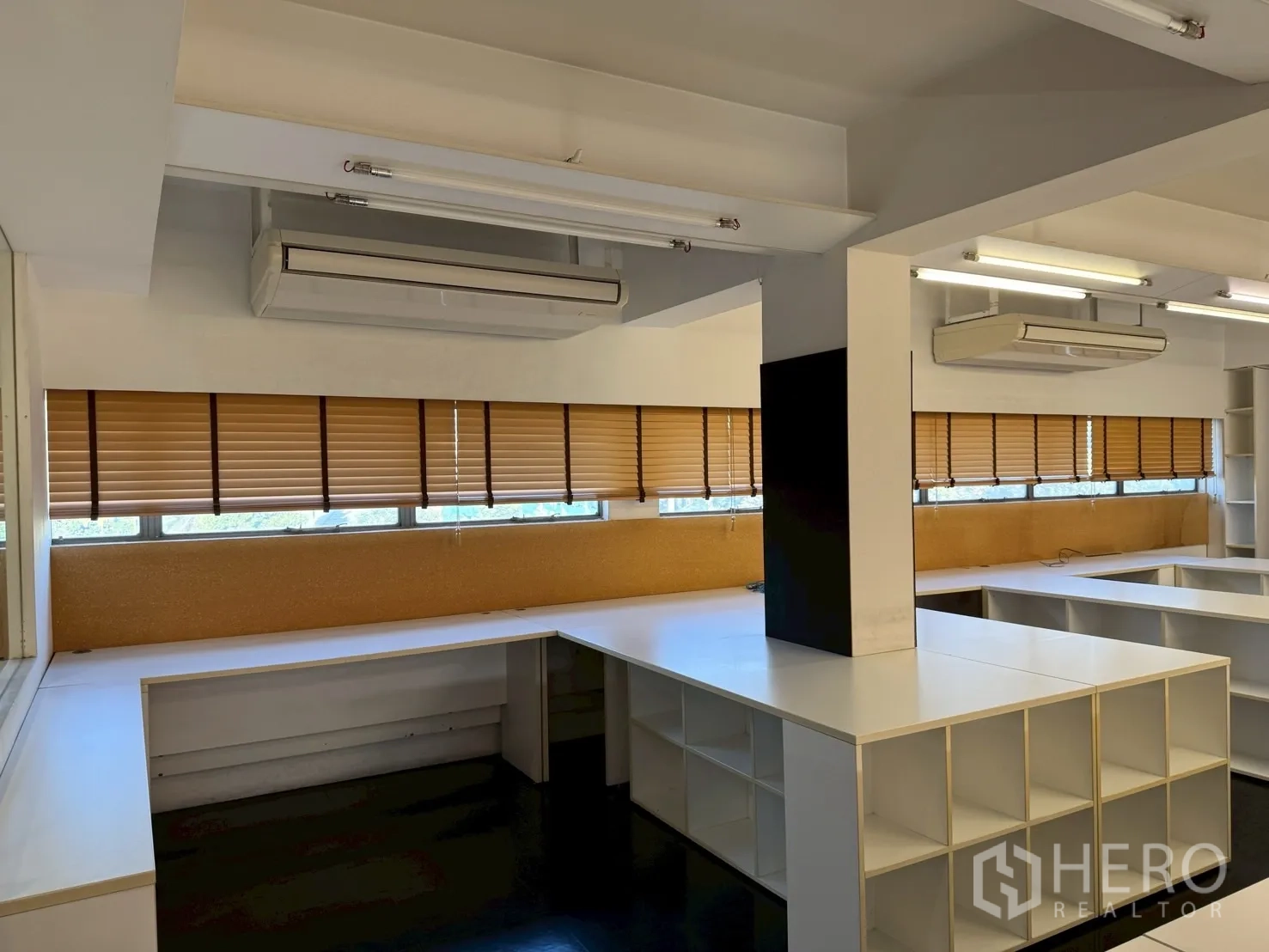 Office Space for rent in Huai Khwang, Bangkok - L-shaped built-in desks with storage cubbies and ceiling cassette air conditioners.