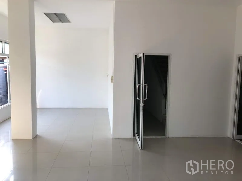 Factory for rent in Lam Luk Ka, Pathum Thani - Ground‑floor office area with white tiled floors and glass doors.