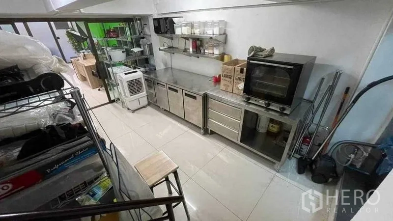 店屋 出租在Khlong Toei, Bangkok - 夹层备餐区，配不锈钢操作台、置物架和小烤箱。