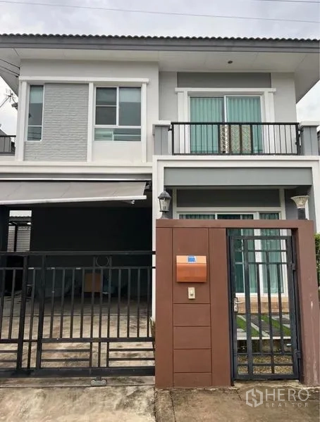 独立式住宅 出租在Suan Luang, Bangkok - 双层独立屋外观，带铁门车位与阳台